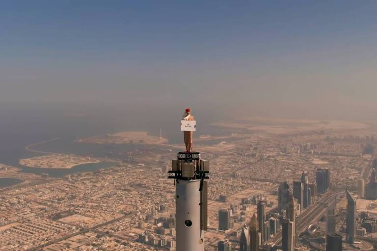 Comissária da Emirates no topo do Burj Khalifa