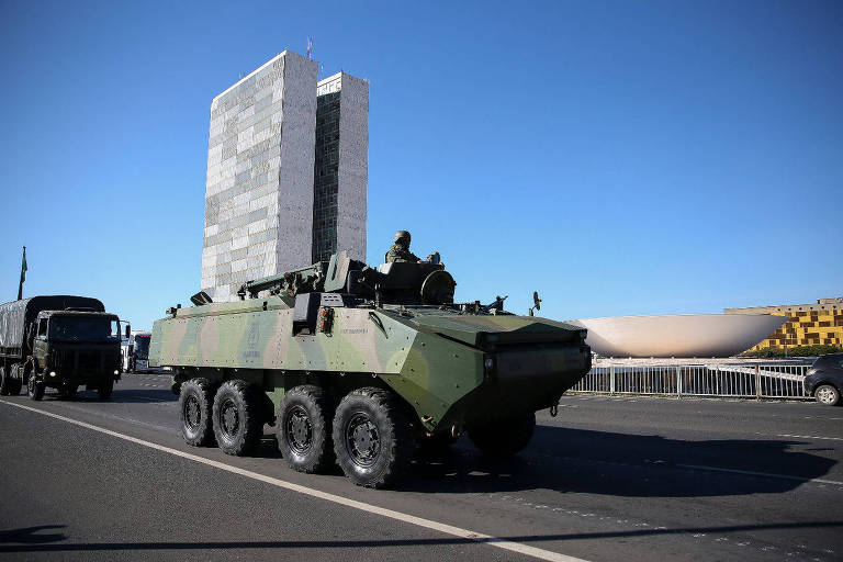Desfile de blindados das Forças Armadas em Brasília
