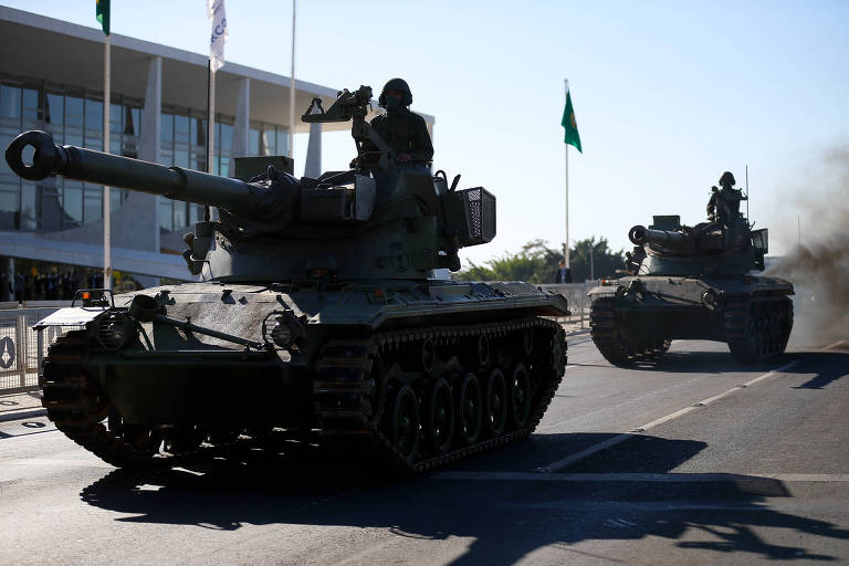 Tanque leve SK-105 Kürassier dos Fuzileiros Navais passa em frente ao Palácio do Planalto