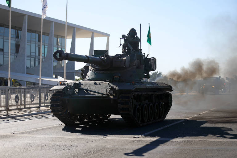 Tanque leve SK-105 Kürassier, dos Fuzileiros Navais, solta fumaça ao passar pelo Palácio do Planalto