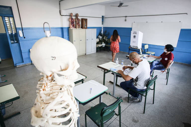 As urnas não são conectadas à internet, o que impossibilita um ataque hacker diretamente para tentar alterar o código-fonte durante a votação, por exemplo