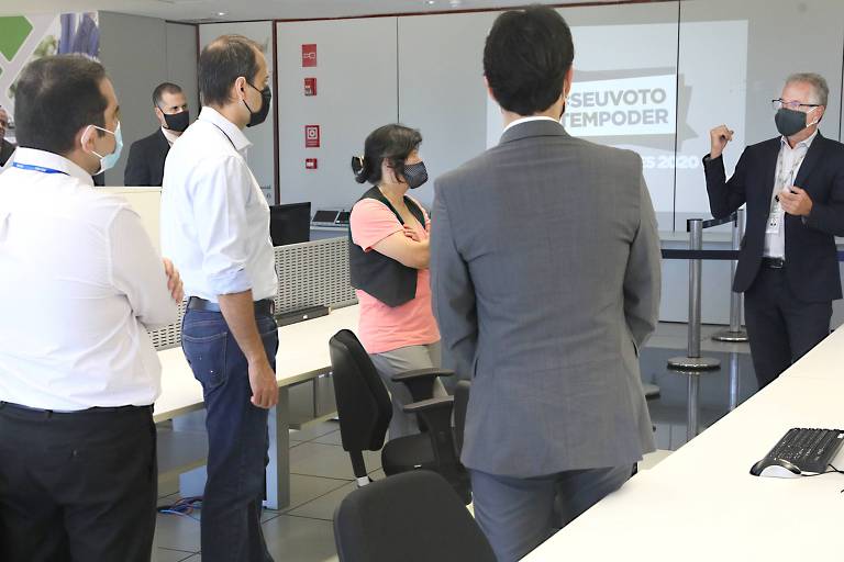 Para verificar se não há falhas ou adulterações no sistema, código-fonte da urna fica disponível para consulta pública por seis meses para partidos, instituições e outras pessoas autorizadas. Na foto, o Ministério Público Federal inspeciona o código-fonte em 2020