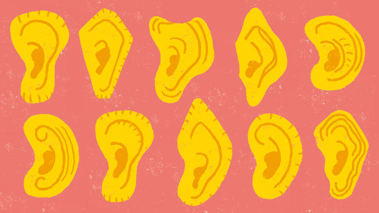 orelhas amarelas de diversos formatos sobre fundo rosa