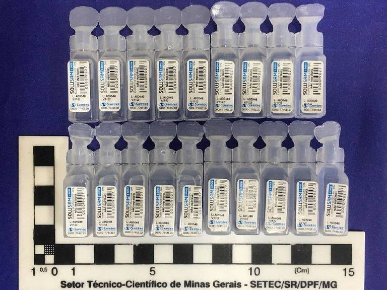 A foto mostra frascos de soro fisiológicos, aplicados como se fossem vacina contra Covid-19 por falsa enfermeira em Minas Gerais.
