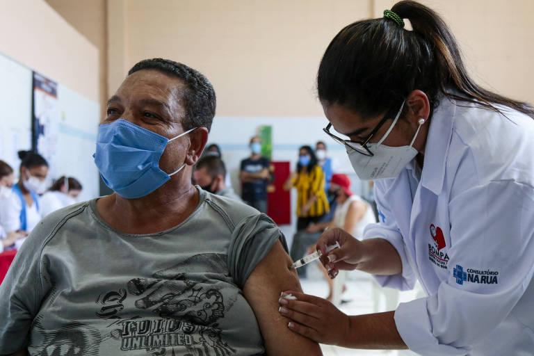 Homem é vacinado com a Coronavac em São Paulo, que já tem circulação da variante delta