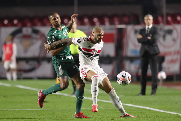 Daniel Alves disputa bola com Wesley