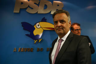 O deputado federal Aécio Neves ao falar com jornalistas sobre decisão do PSDB