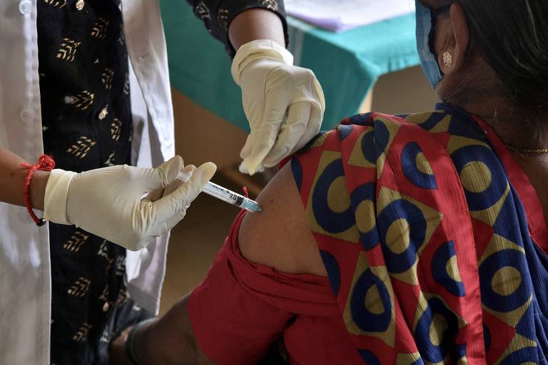 Mulher recebe uma dose da vacina Covishield contra a Covid em Bangalore, na Índia