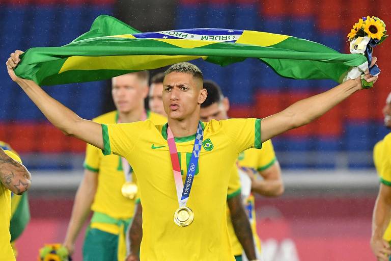 Richarlison comemora medalha de ouro do Brasil no futebol masculino