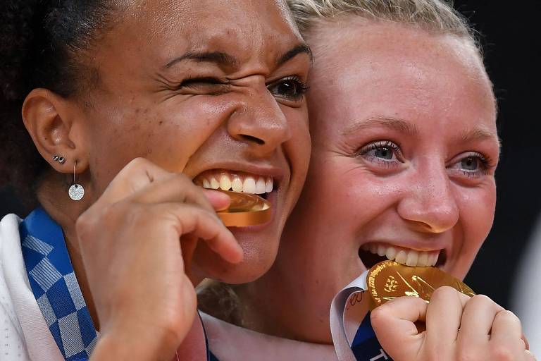 Haleigh Washington e Jordyn Poulter, da seleção dos Estados Unidos de vôlei feminino, posam com as medalhas de ouro após a vitória sobre o Brasil na final