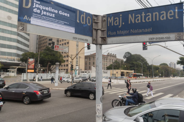 Alunos da USP espalham placas de rua antirracista por São Paulo