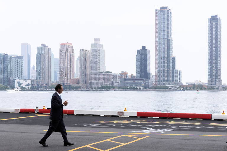 Andrew Cuomo caminha em direção a helicóptero após renunciar ao governo de Nova York