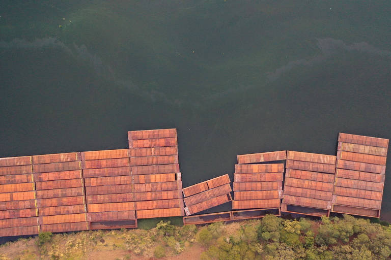Foto aérea de barcaças paradas na margem do rio Tietê