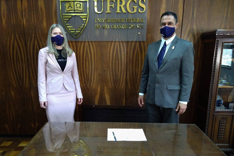 Reitor da UFRGS, Carlos André Bulhões Mendes, e a vice-reitora, Patricia Pranke, na posse, em 2020