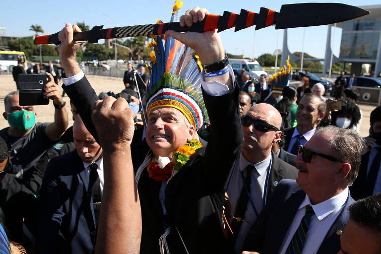  O presidente Jair Bolsonaro com indígenas em frente ao Palácio do Planalto 