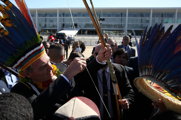 O presidente Jair Bolsonaro com indígenas em frente ao Palácio do Planalto
