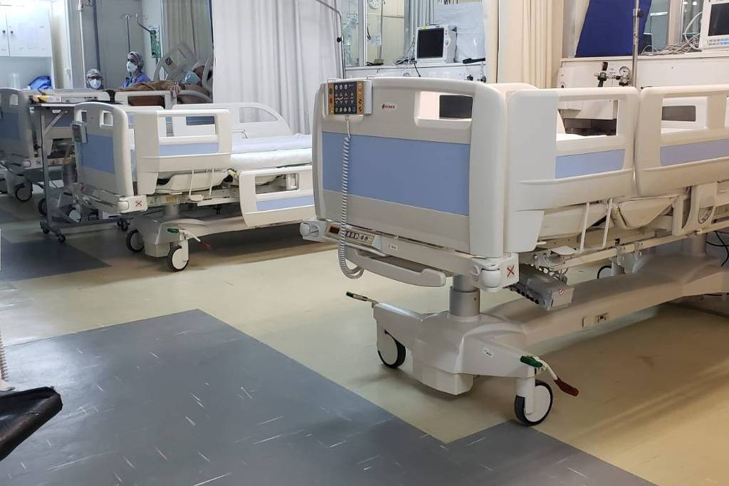 Surto de Covid-19 em hospital de Porto Alegre deixa dois mortos e 65 infectados
