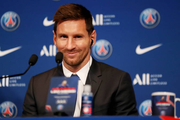 Lionel Messi durante a sua primeira coletiva de imprensa oficial como jogador do Paris Saint-Germain