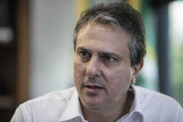 Imagem mostra o governador do Ceará, Camilo Santana (PT), durante entrevista em seu gabinete
