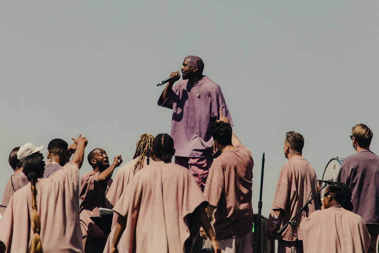 Kanye West usa roupa similar a da Ku Klux Klan e causa polêmica
