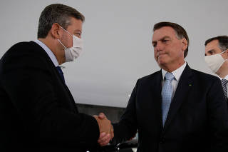 O presidene da Câmara dos deputados, Arthur Lira cumprimenta o presidente Jair Bolsonaro, sem máscara