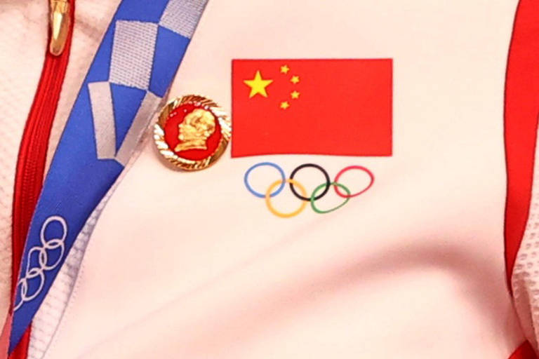 Broche do ditador Mao Tse-Tung usado por atleta chinesa no pódio do ciclismo nas Olimpíadas