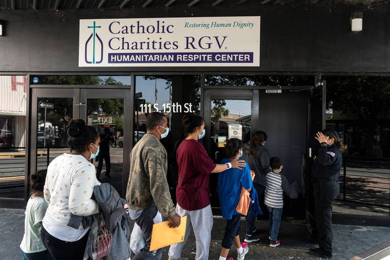 Imigrantes buscando asilo entram em um abrigo temporário na cidade de McAllen, no Texas, comandado pela Catholic Charities, após serem testados para coronavírus

