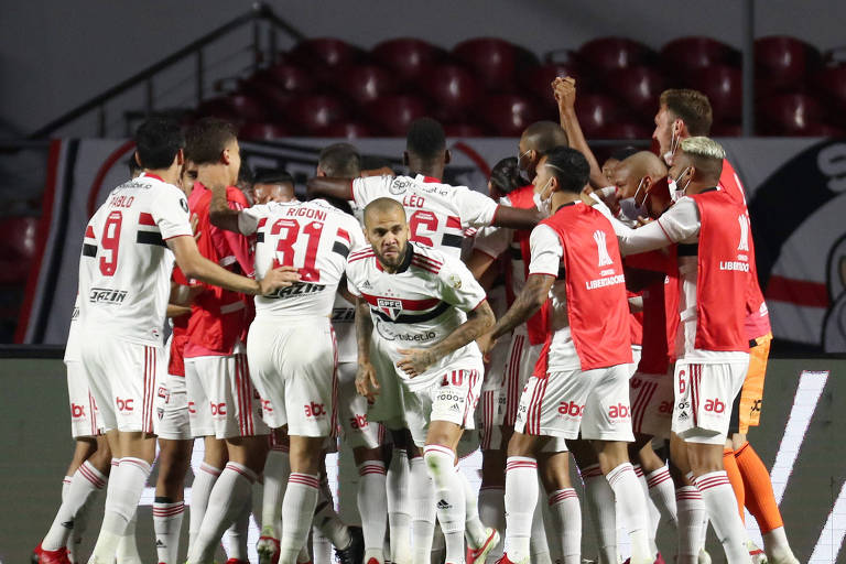 Jogadores do São Paulo comemoram gol contra o Palmeiras com arquibancadas vazias no Morumbi