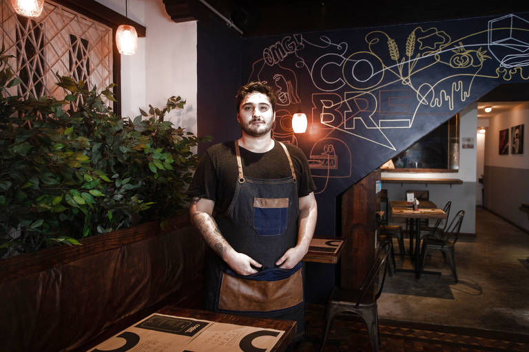 O empresário Leonardo de Brito, 31, que adiou planos de abrir o terceiro restaurante, de pé, com avental, entre as mesas da pizzaria da qual é sócio, no Rio