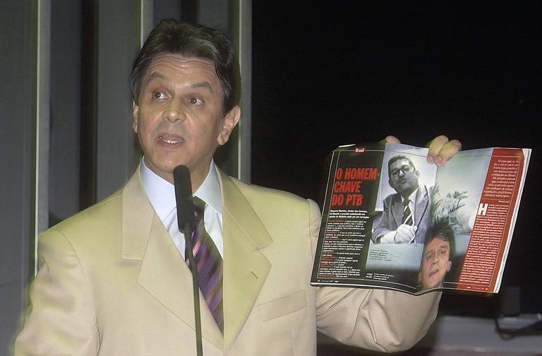 O presidente do PTB, então deputado federal Roberto Jefferson (RJ), faz sua defesa na Câmara dos Deputados por ter seu nome envolvido em suspeita de corrupção