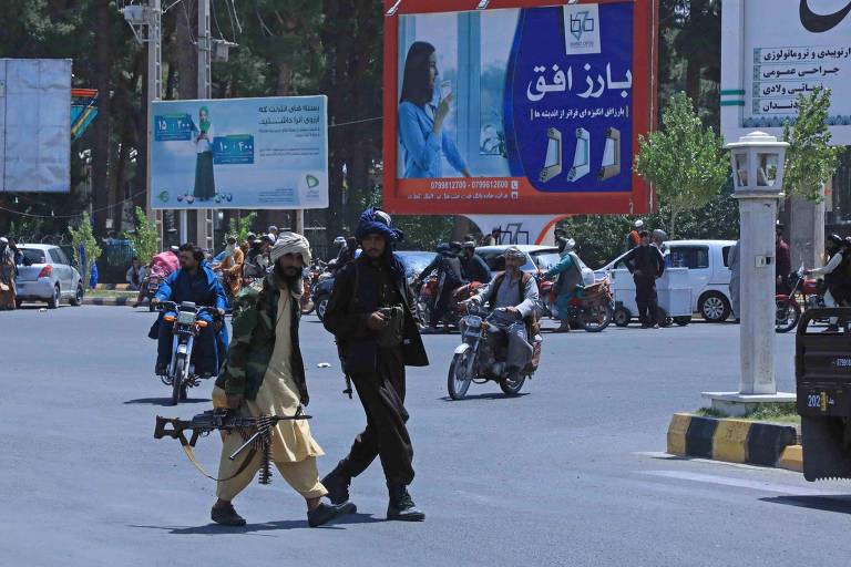 Membros do grupo fundamentalista Taleban nas ruas de Herat