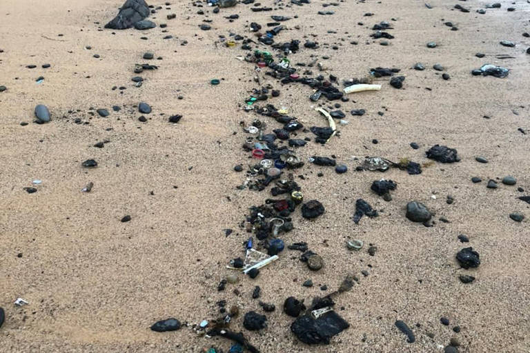 Fragmentos de óleo aparecem em praias de Fernando de Noronha