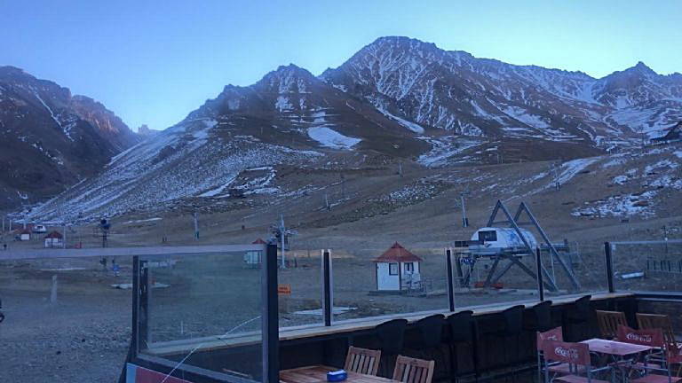 Falta de neve deixa centros de esquis fechados nos Andes