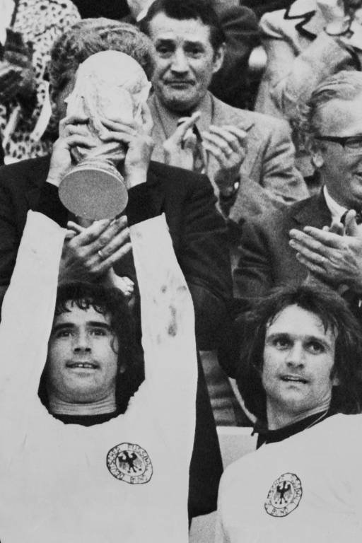 Müller ergue a taça da Copa do Mundo de 1974, vencida pela Alemanha Ocidental em vitória contra a Holanda