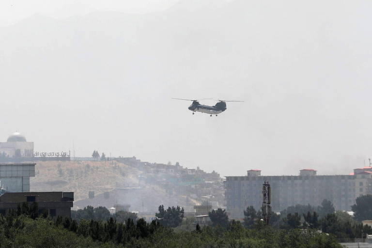 Helicóptero americano Sea Knight deixa a embaixada dos EUA em Cabul
