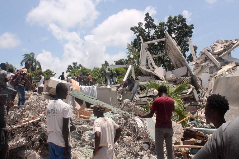 Número de mortos por terremoto no Haiti passa de 1.200; equipes buscam sobreviventes