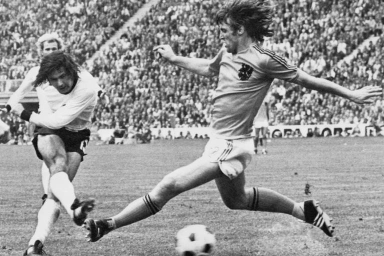 Marcado por Rudi Krol, Gerd Müller, morto em agosto de 2021, chuta para fazer o gol da vitória por 2 a 1 da Alemanha Ocidental contra a Holanda na decisão da Copa do Mundo de 1974