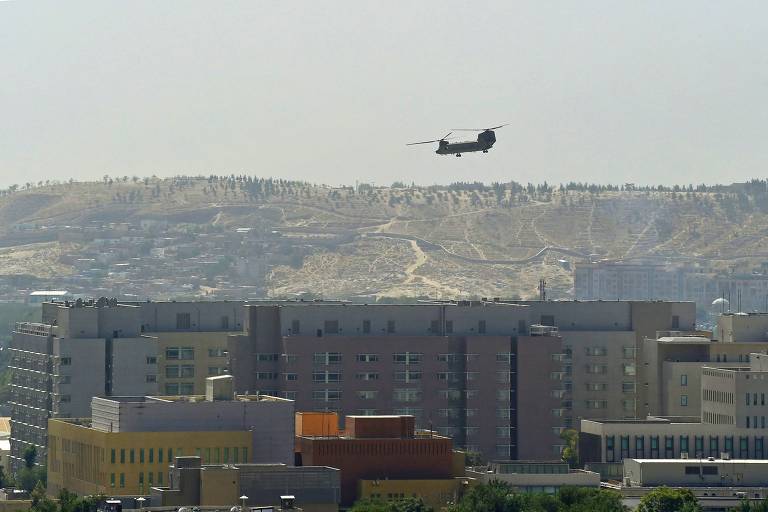Helicóptero militar sobrevoa cidade