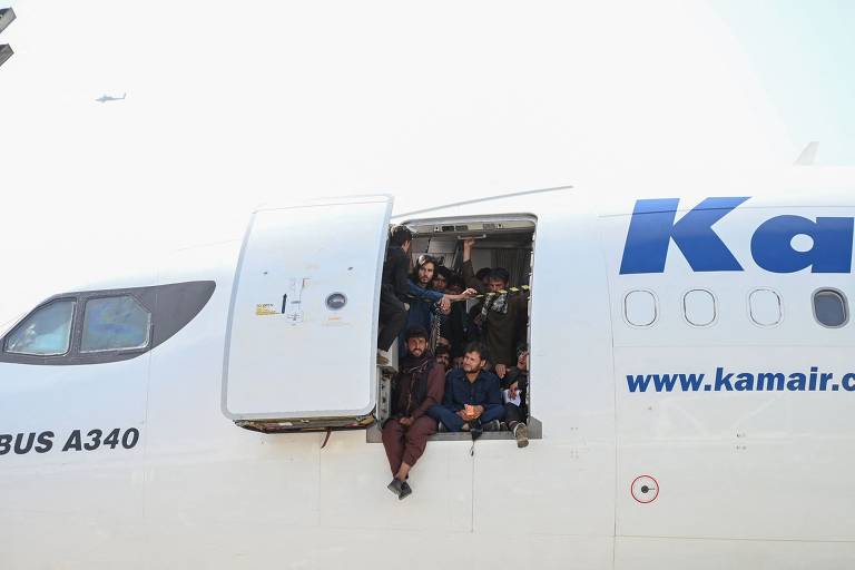 Afegãos estão escalando aeronaves para tentar desesperadamente sair do país 