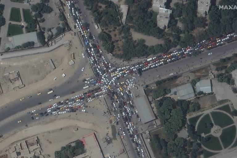 Imagem de satélite mostra congestionamento e multidão no aeroporto de Cabul