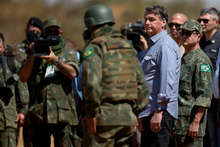 Bolsonaro ouve tema de 'Missão: Impossível' e dá tiro de artilharia em treino da Marinha; veja vídeo