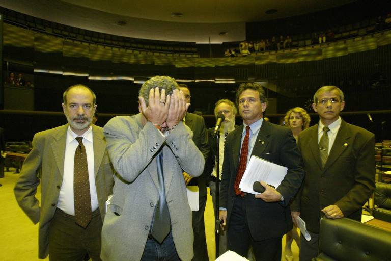 O então deputado federal petista Chico Alencar leva mãos ao rosto enquanto chora em plenário da Câmara dos Deputados depois de saber das declarações de Duda Mendonça