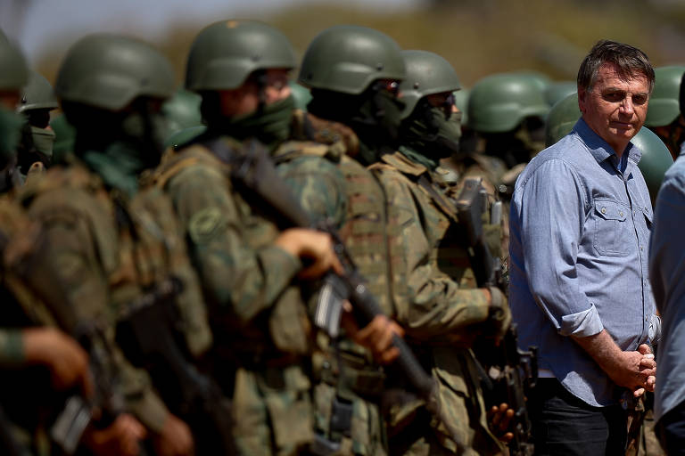 O presidente Jair Bolsonaro acompanha treinamento de militares em Formosa (GO) 