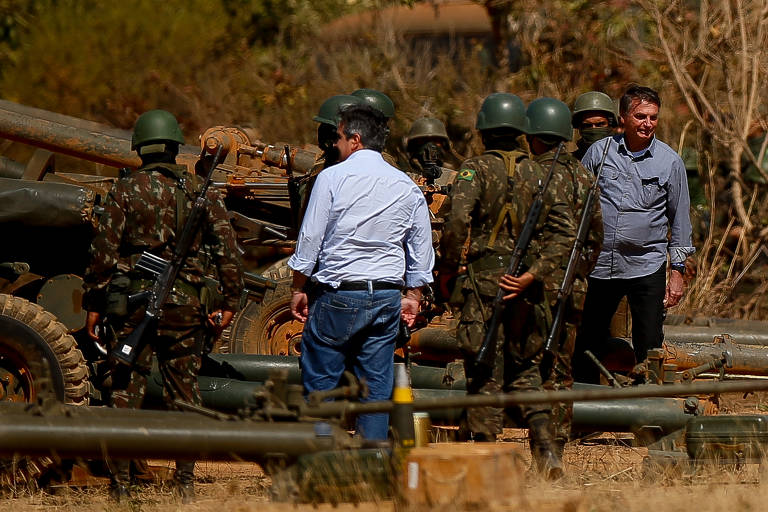 Bolsonaro acompanha simulação de situações de combate realizada pelos militares da Marinha, no campo de treinamento das Forças Armadas na cidade de Formosa, Goiás