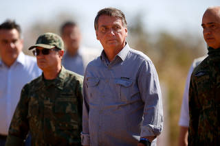 Presidente Jair Bolsonaro acompanha treinamento de militares da Marinha