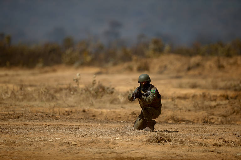 Simulação de situações de combate realizado pelos militares da Marinha, no campo de treinamento das Forças Armadas na cidade de Formosa, Goiás