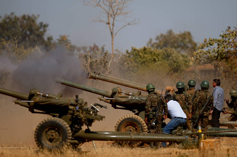 Bolsonaro acompanha simulação de situações de combate realizada pelos militares da Marinha, no campo de treinamento das Forças Armadas na cidade de Formosa, Goiás