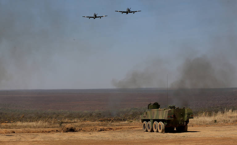 Simulação de situações de combate realizado pelos militares da Marinha, no campo de treinamento das Forças Armadas na cidade de Formosa, Goiás