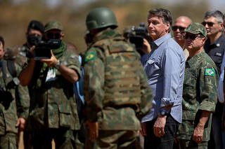 Presidente Jair Bolsonaro acompanha treinamento de militares da Marinha