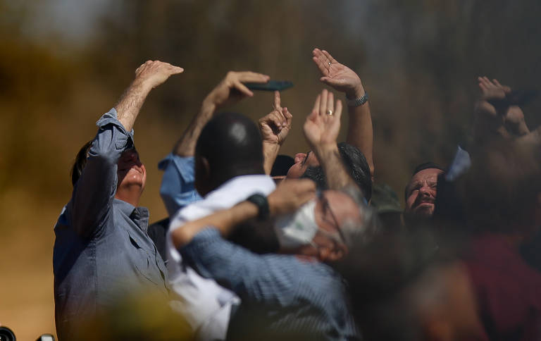 Bolsonaro acompanha simulação de situações de combate realizada pelos militares da Marinha, no campo de treinamento das Forças Armadas na cidade de Formosa, Goiás
